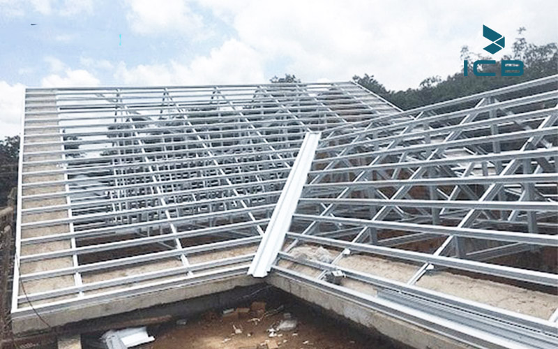 Lắp đặt hệ khung sắt kết cấu mái